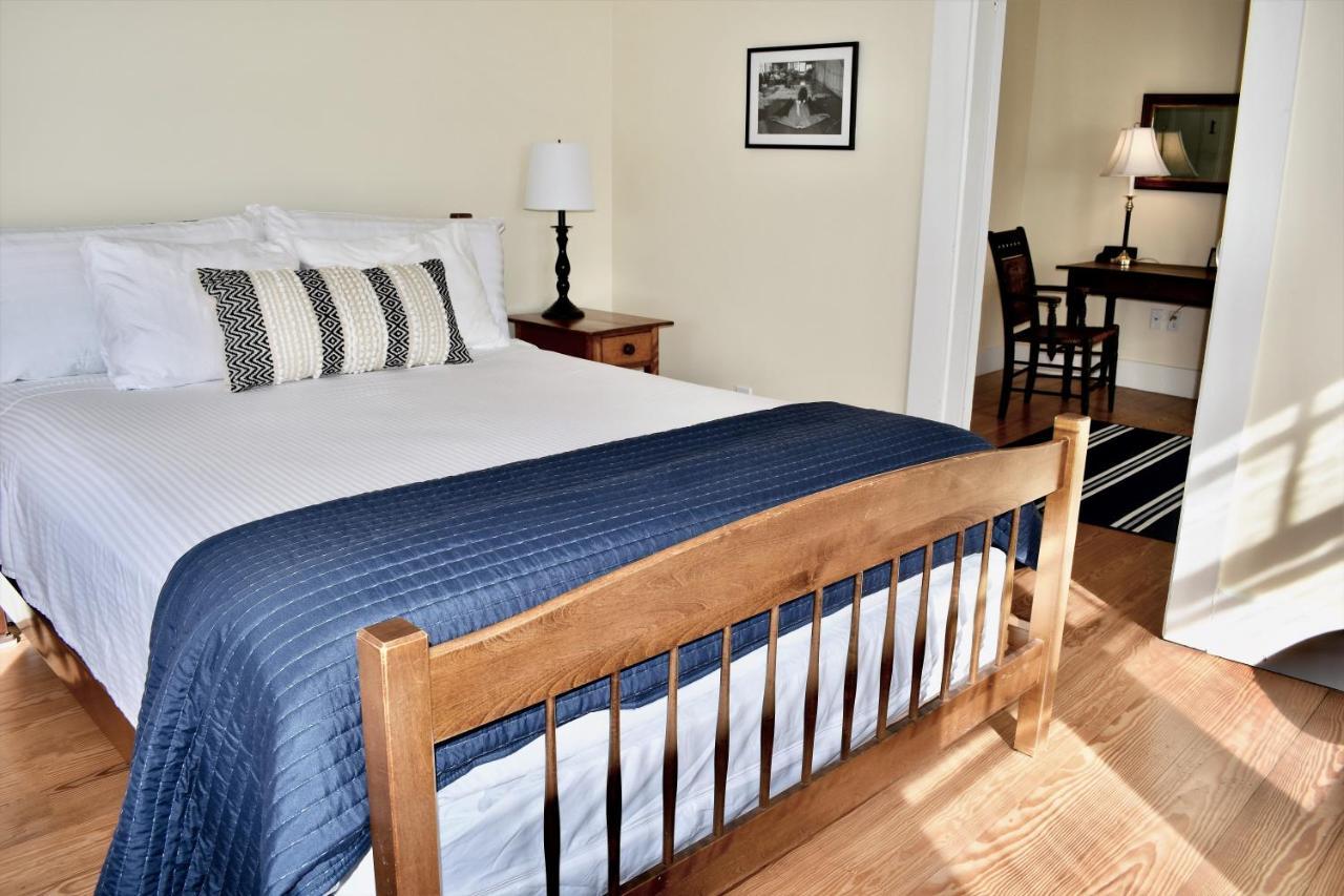 East Wind Inn & Suites Tenants Harbor エクステリア 写真