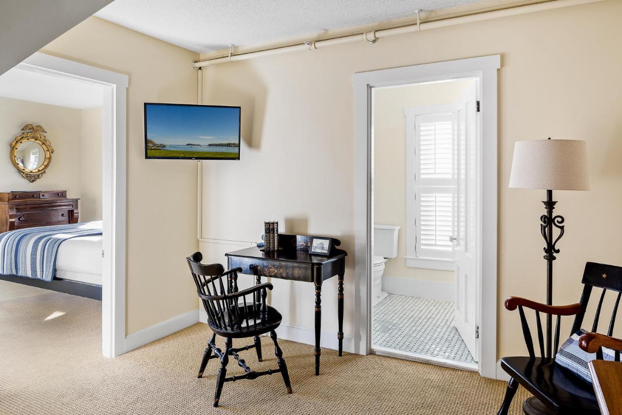 East Wind Inn & Suites Tenants Harbor エクステリア 写真